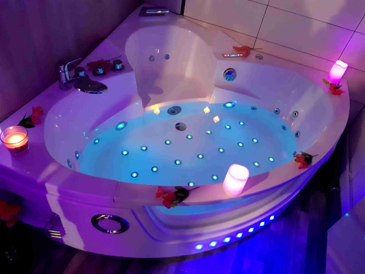 Luxe Sauna Privatif Et Grand Bain Jacuzzi A Deux A Biscarosse Plage Pour Nuit Romantique Avec Decoration Led Et Bougies Biscarrosse Exteriér fotografie