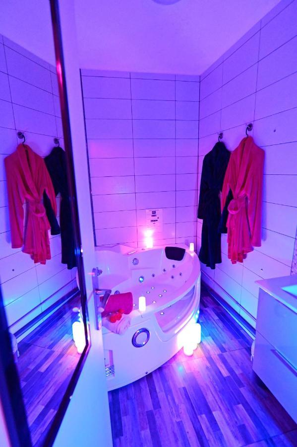 Luxe Sauna Privatif Et Grand Bain Jacuzzi A Deux A Biscarosse Plage Pour Nuit Romantique Avec Decoration Led Et Bougies Biscarrosse Exteriér fotografie